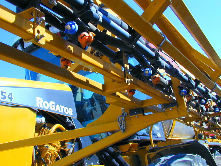 Agricultural spray rig